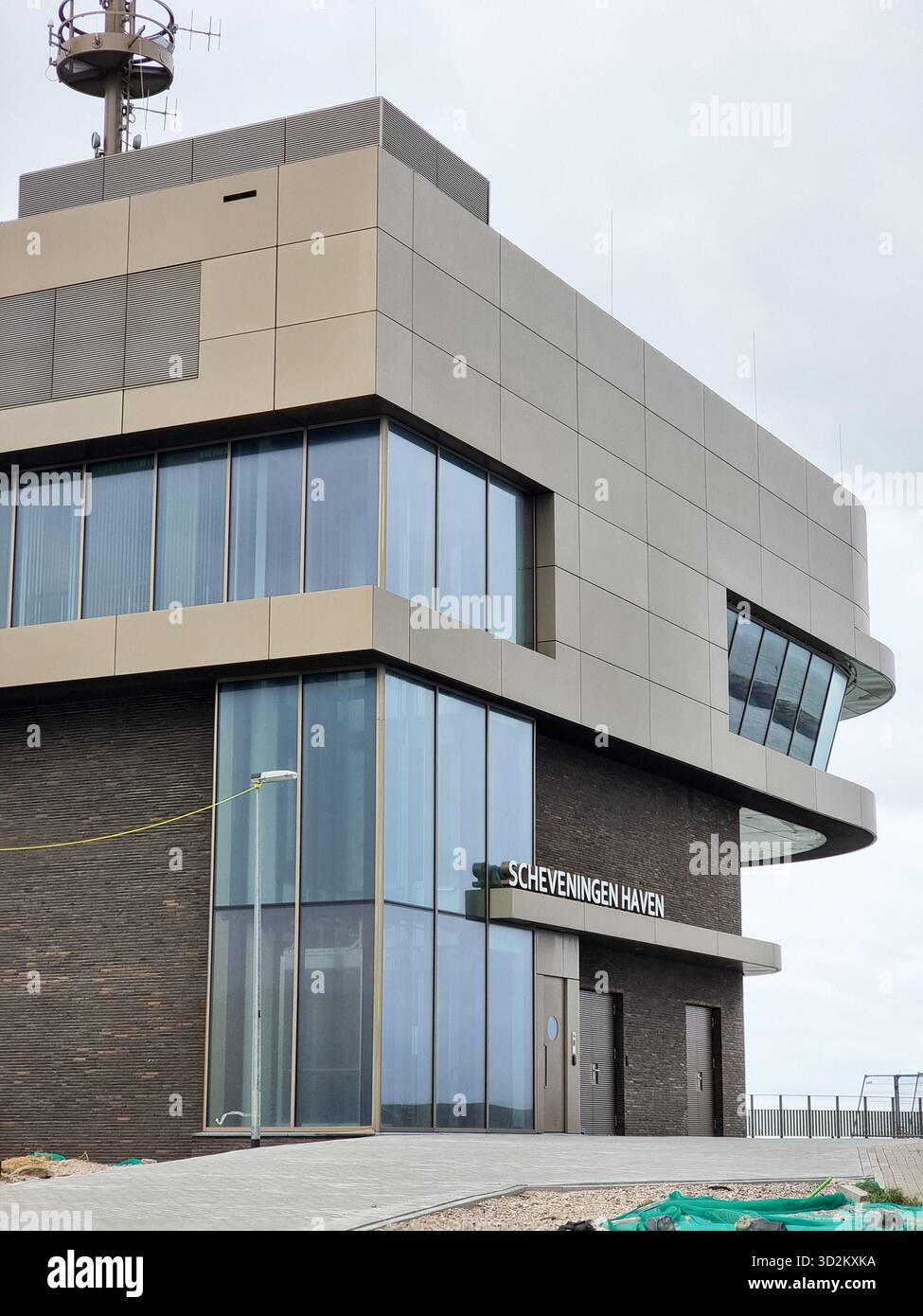 Gebäude des Scheveninger Hafens. Scheveningen Hafen / Hafen / Hafen in den Haag, Niederlande - Smartphone-aufgenommenes Stockfoto