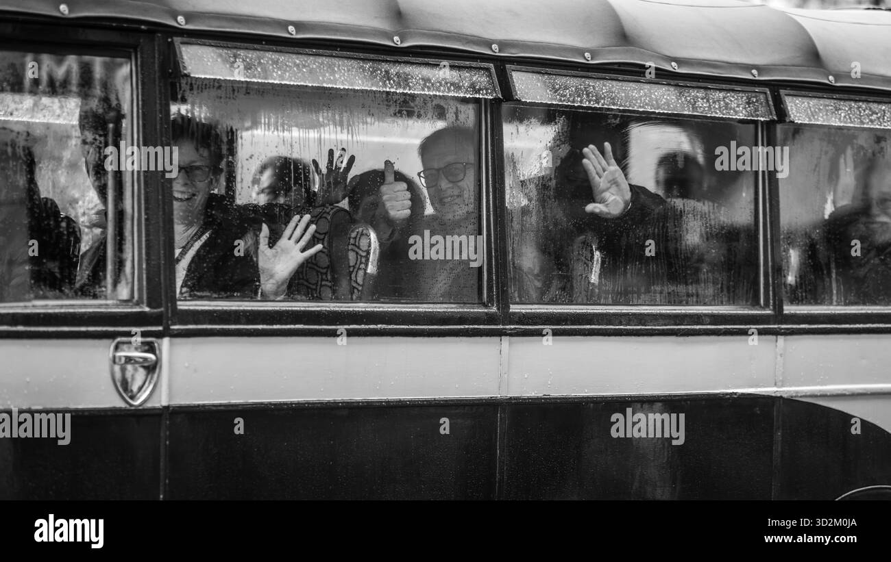 Motorenfreunde fahren in einem Bus hinter dem Veteran Car Run von London nach Brighton. Stockfoto