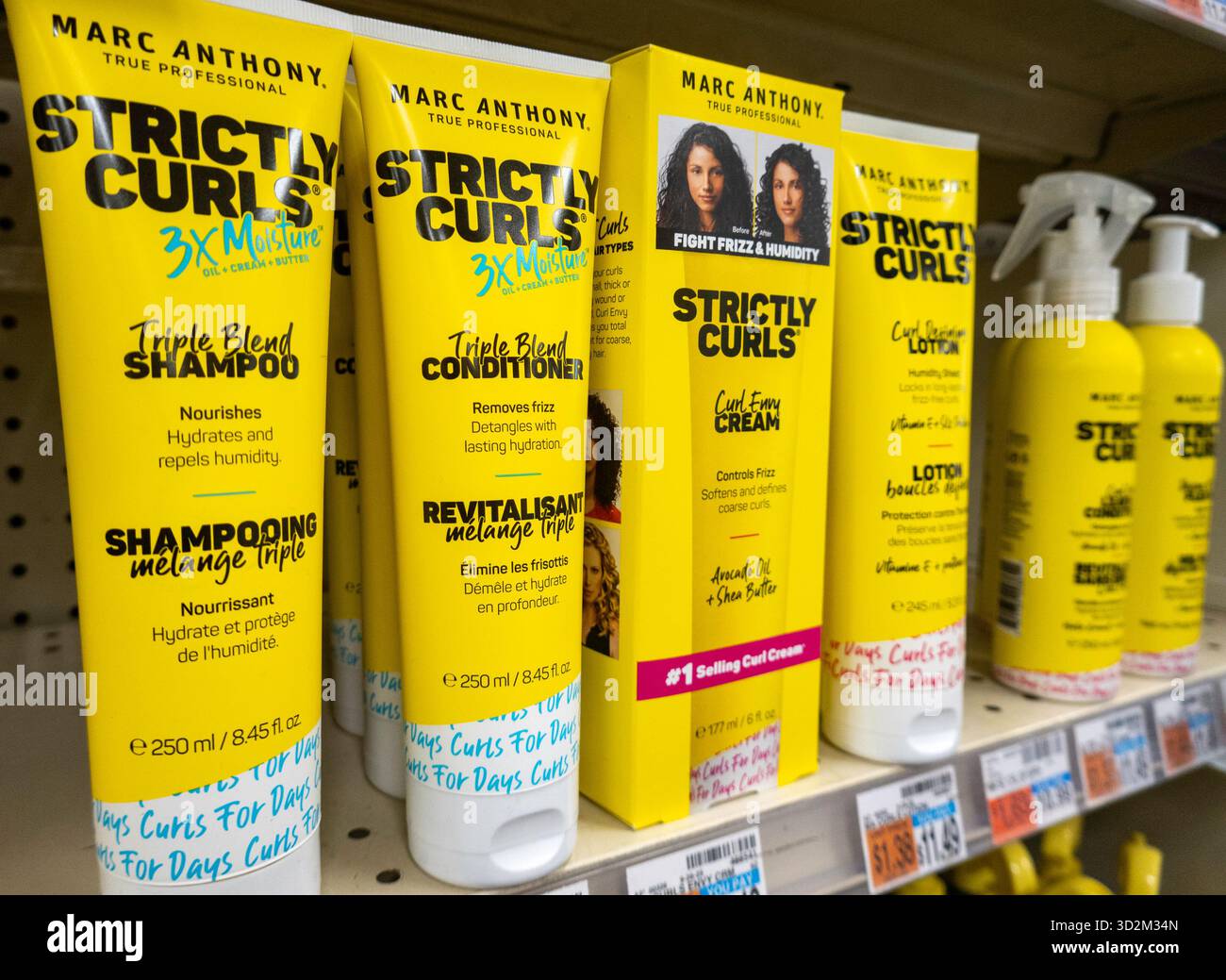 Produktpräsentation in einer CVS-Drogerie und -Apotheke, New York City, USA 2025 Stockfoto