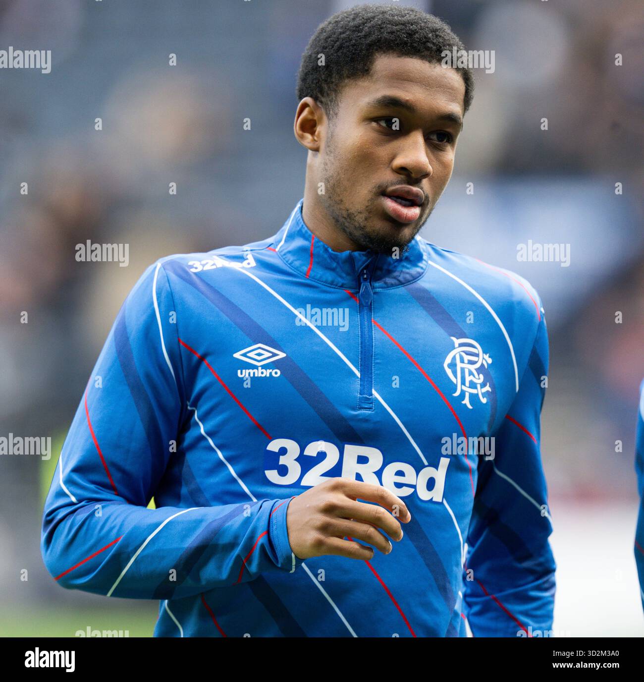 GLASGOW, SCHOTTLAND - 02. NOVEMBER: Rangers' Jayden Meghoma wärmt sich vor dem Halbfinalspiel des Premier Sports Cup zwischen Celtic und Rangers im Hampden Park am 2. November 2025 in Glasgow auf. (Foto: Paul Byars / Alamy Live News) Stockfoto