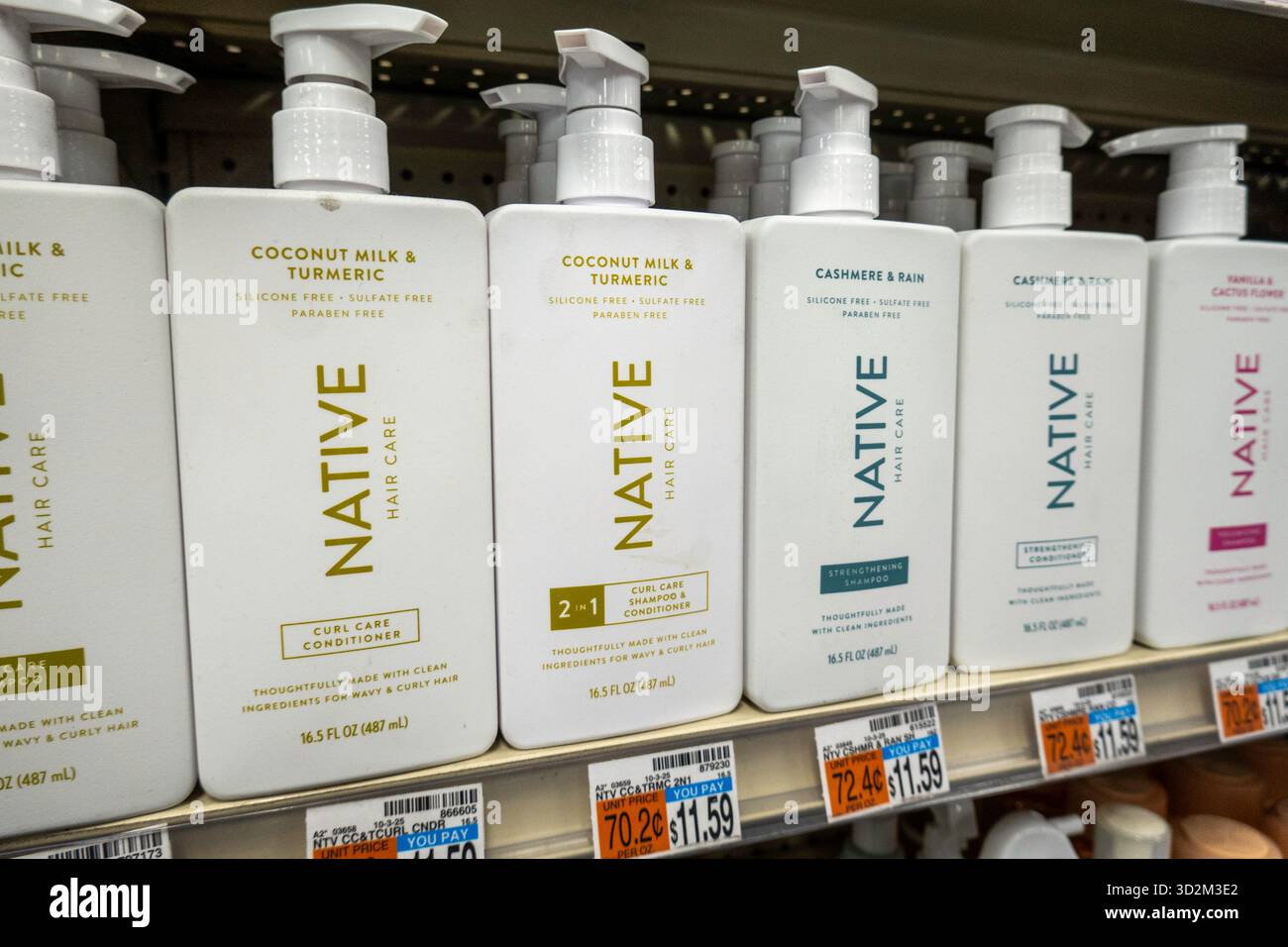 Produktpräsentation in einer CVS-Drogerie und -Apotheke, New York City, USA 2025 Stockfoto