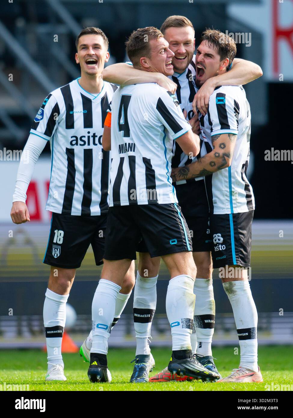Almelo, Niederlande. November 2025. ALMELO, 11.02.2025, Stadion Asito, Saison 2025/2026, niederländischer Eredivisie Football, Spiel zwischen Heracles Almelo und PEC Zwolle, Foto zeigt Torfeier von Heracles Almelo Spieler Mike The Wierik Heracles Almelo Spieler Alec van Hoorenbeeck Heracles Almelo Spieler Damon Mirani Heracles Almelo Spieler Ivan Mesik Credit: Pro Shots/Alamy Live News Stockfoto
