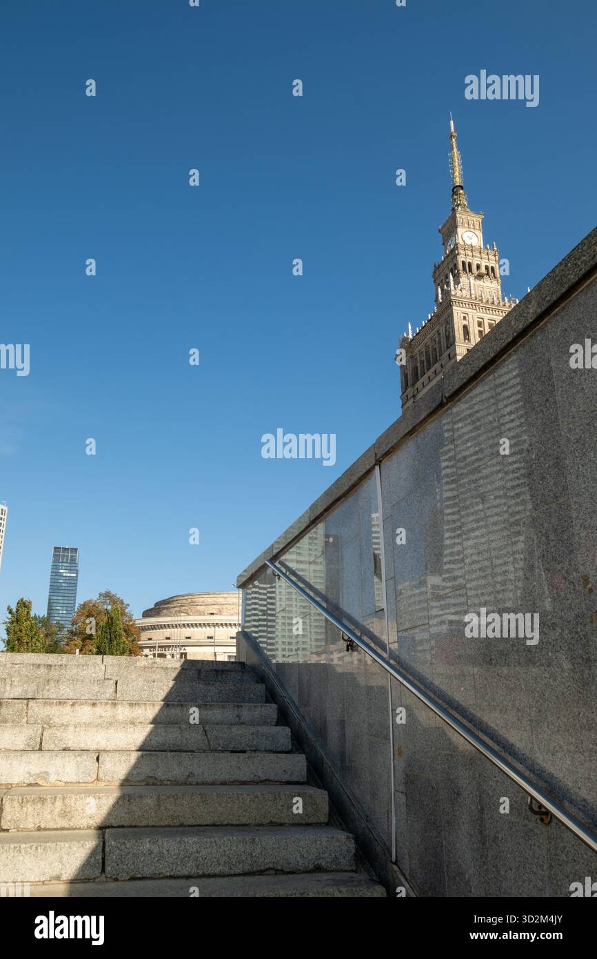 Palast für Kultur und Wissenschaft, Warschau, Polen vom Ausgang einer U-Bahn-Station aus gesehen Stockfoto