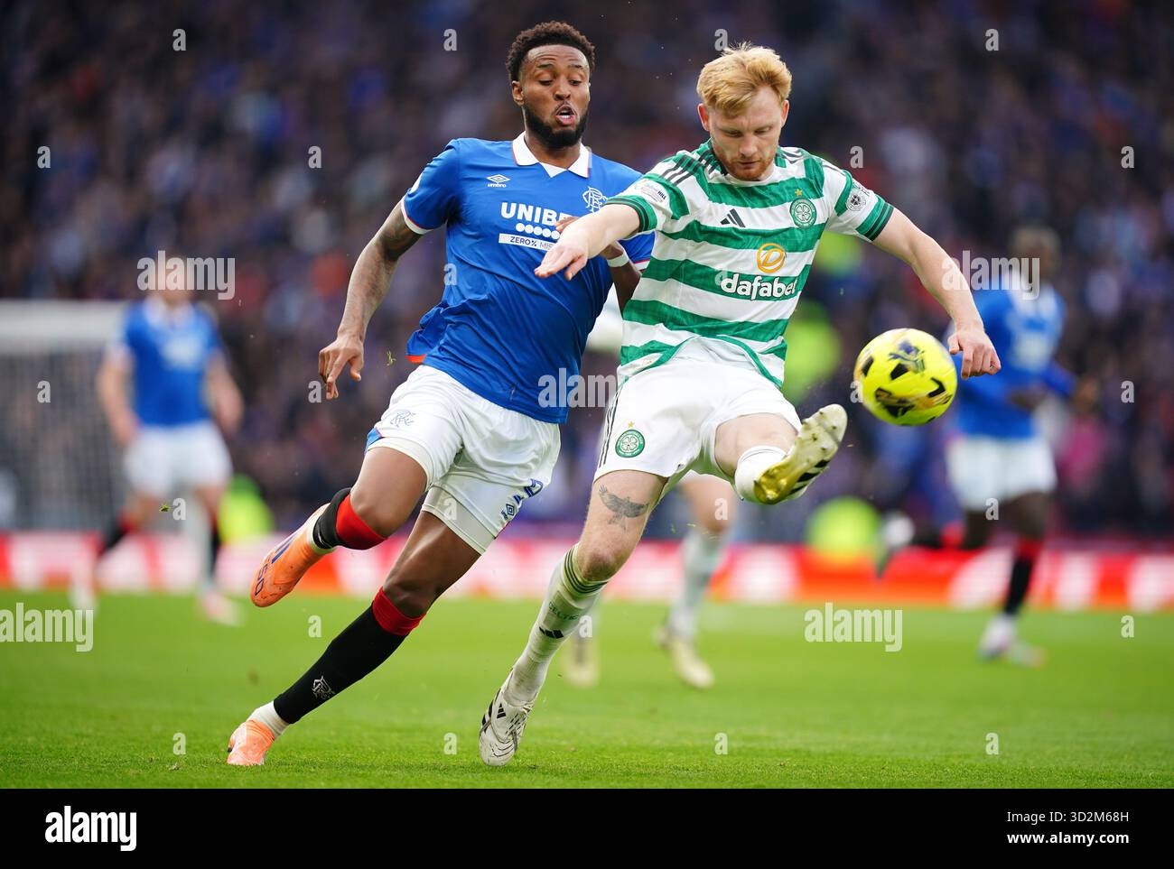 Rangers’ Youssef Chermiti (links) und Celtic’s Liam Scales kämpfen um den Ball während des Halbfinalspiels im Premier Sports Cup im Hampden Park, Glasgow. Bilddatum: Sonntag, 2. November 2025. Stockfoto