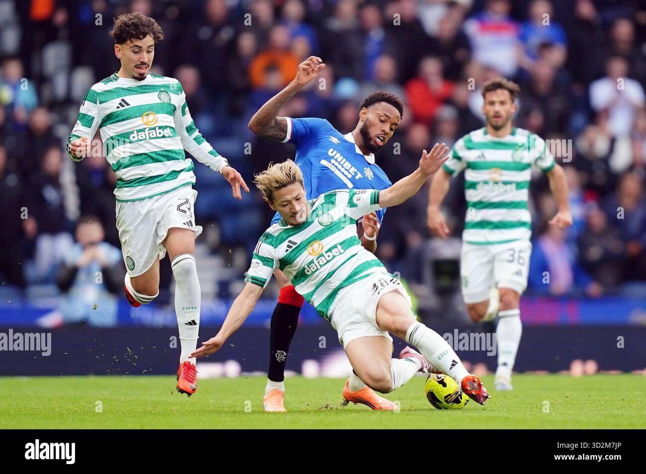 Celtic's Daizen Maeda und Rangers' Youssef Chermiti kämpfen im Halbfinalspiel des Premier Sports Cup im Hampden Park in Glasgow um den Ball. Bilddatum: Sonntag, 2. November 2025. Stockfoto