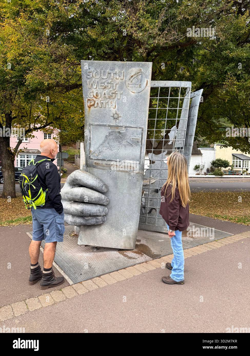 Eine große eiserne Skulptur eines Handpaares mit einer Karte markiert den offiziellen Beginn des South West Coast Path in Minehead an der Nordküste in der Co - Smartphone-aufgenommenes Stockfoto