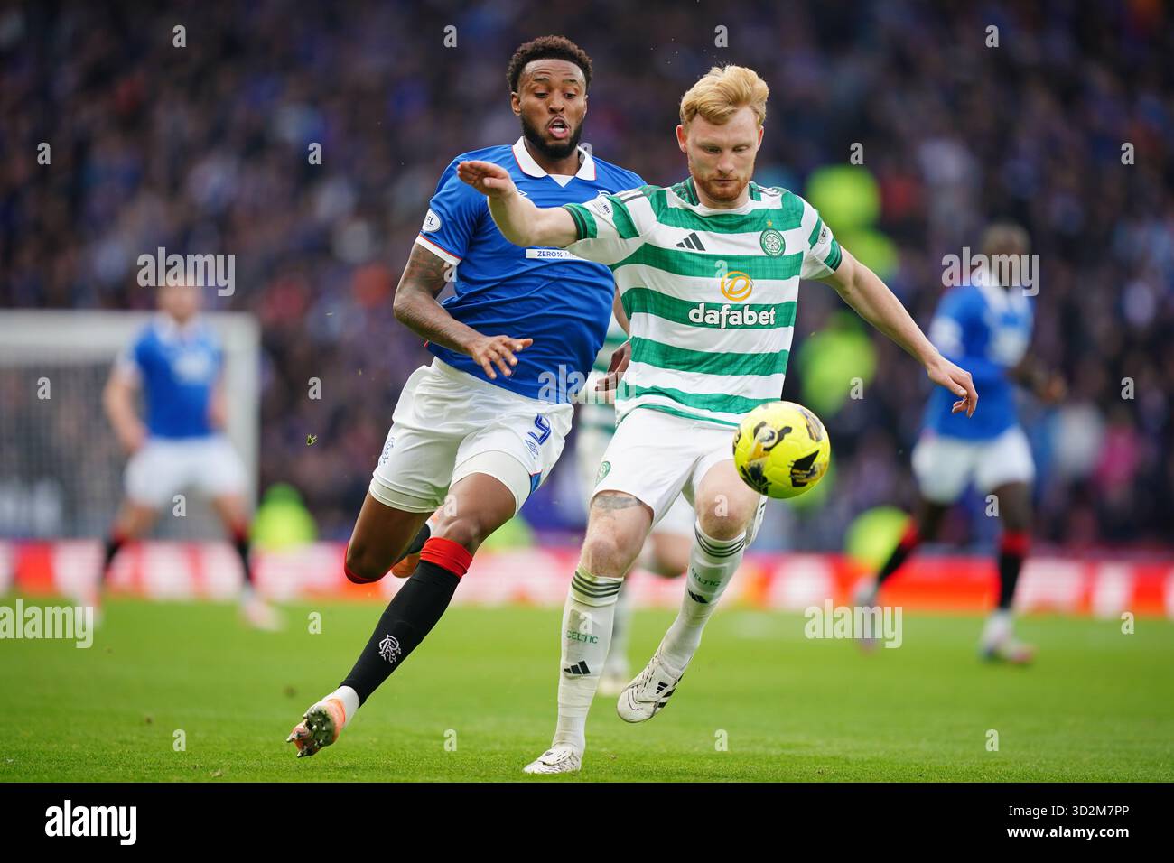 Rangers’ Youssef Chermiti (links) und Celtic’s Liam Scales kämpfen um den Ball während des Halbfinalspiels im Premier Sports Cup im Hampden Park, Glasgow. Bilddatum: Sonntag, 2. November 2025. Stockfoto