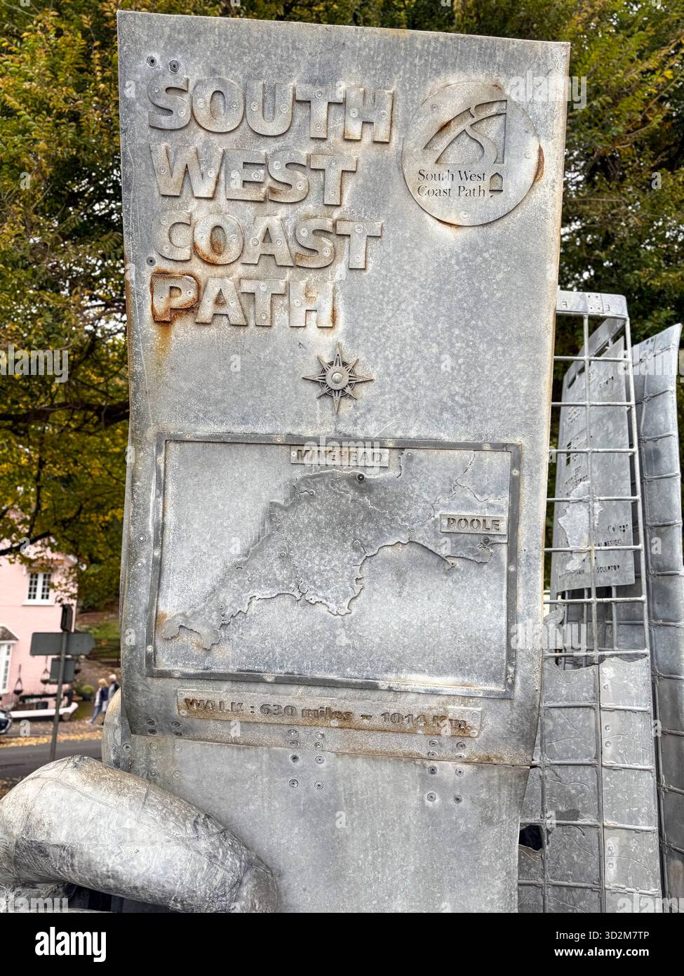 Eine große eiserne Skulptur eines Handpaares mit einer Karte markiert den offiziellen Beginn des South West Coast Path in Minehead an der Nordküste in der Co - Smartphone-aufgenommenes Stockfoto