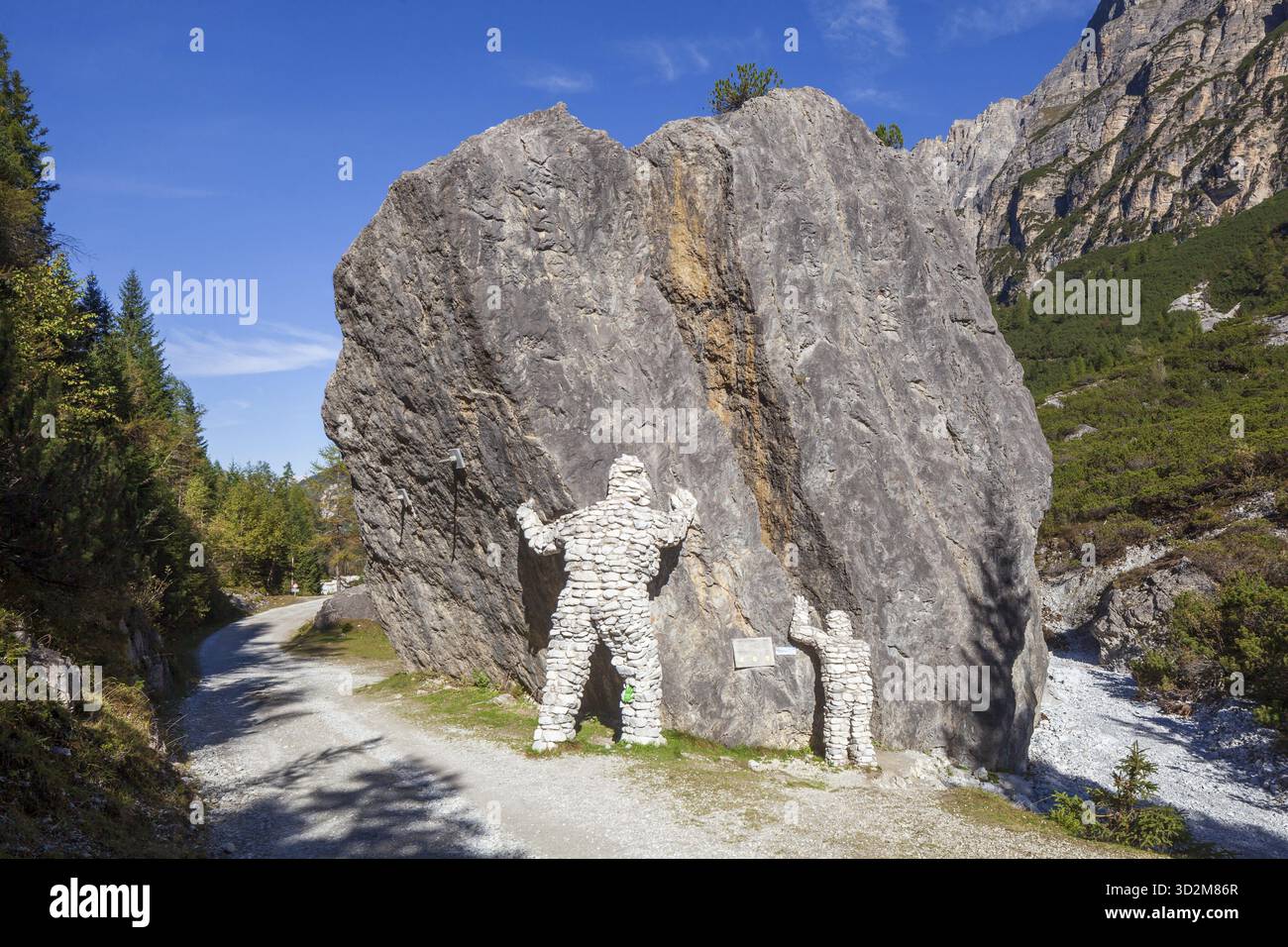Skulpturen auf dem Spaltstein mit Wanderweg im Herbst, Pinnistal, Neustift im Stubaital, Tirol, Österreich Stockfoto