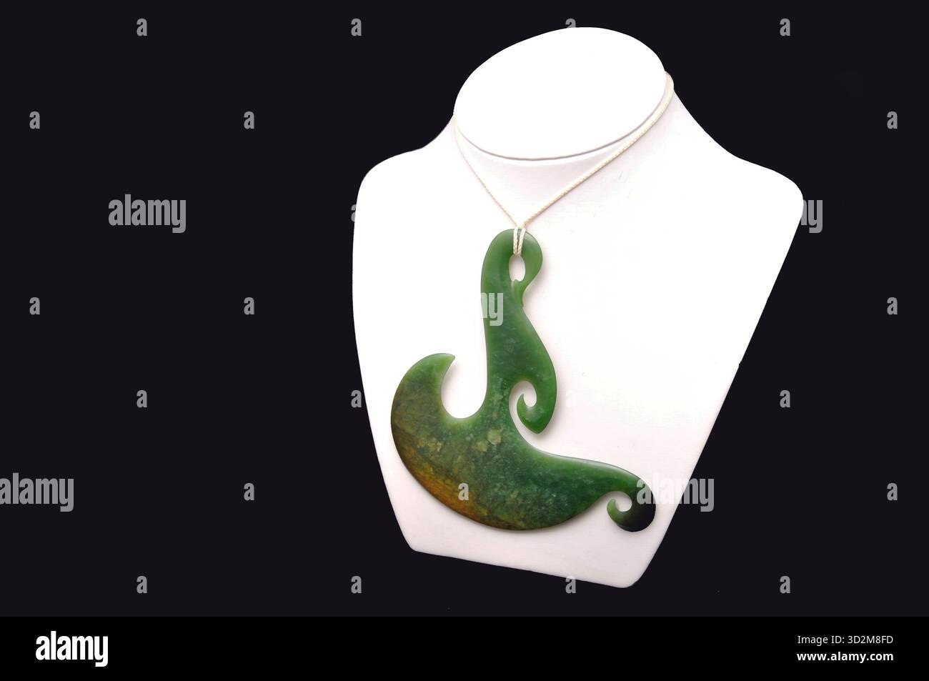 Greymouth, Neuseeland, um 2009: Schnitzerei von Pounamu oder neuseeländischer Jade, Westküste, Südinsel, Neuseeland Stockfoto