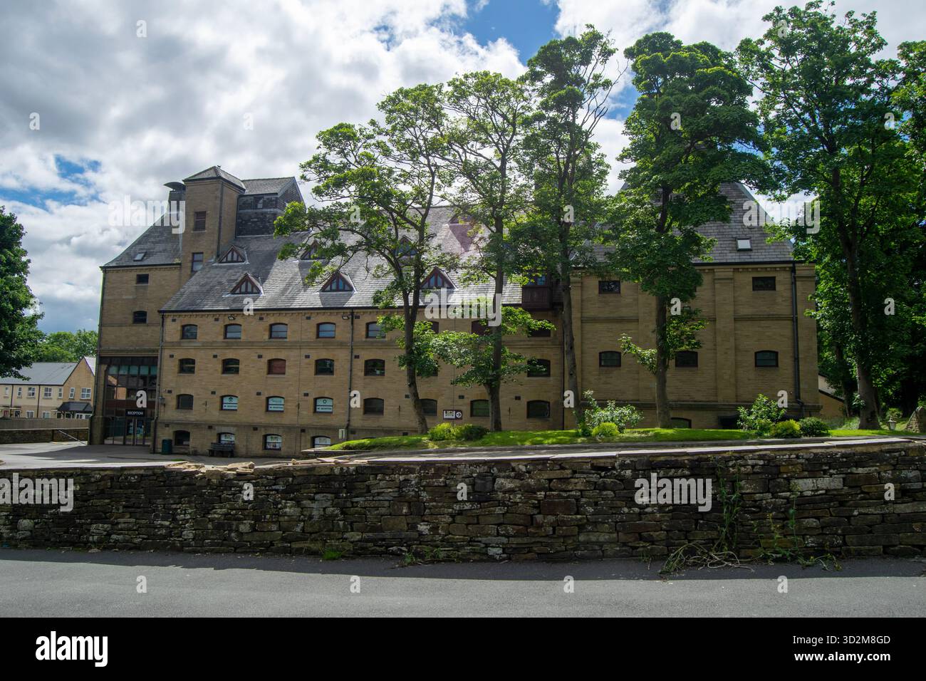 Umgebautes industrielles Kulturerbe-Gebäude, The Maltings in Halifax, West Yorkshire, England, mit traditioneller Steinarchitektur. Stockfoto