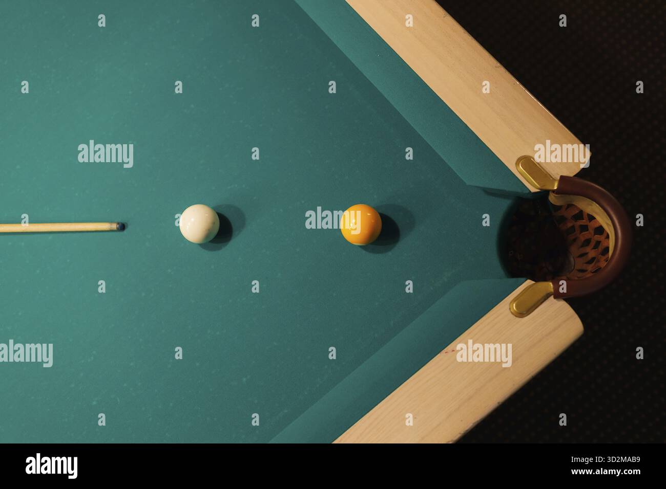 Billardzubehör, Bälle und Cue auf einem Billardtisch Stockfoto