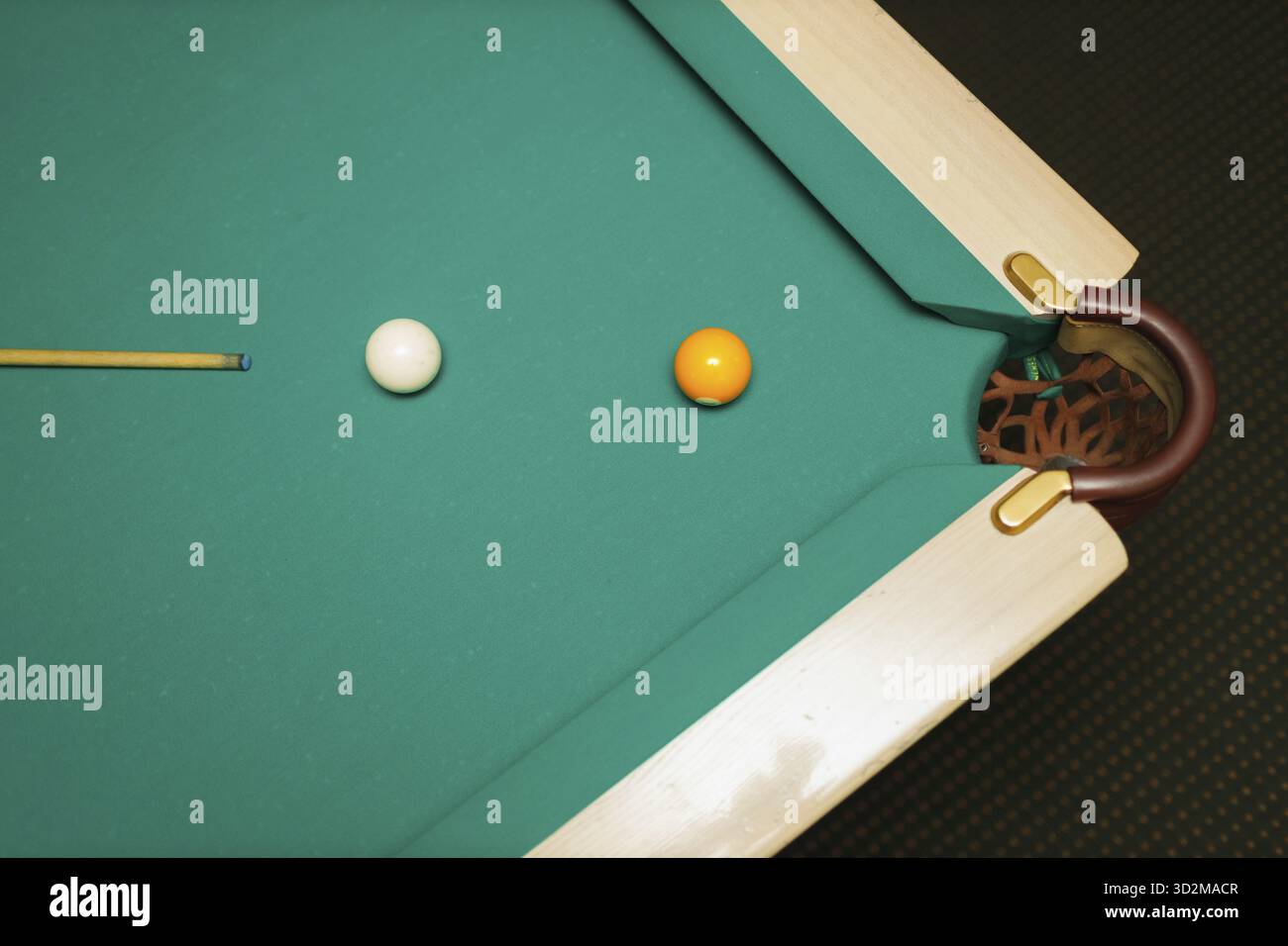 Billardzubehör, Bälle und Cue auf einem Billardtisch Stockfoto