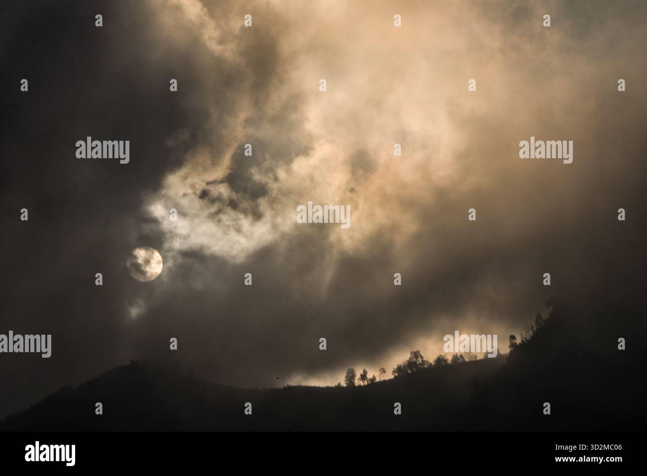 Moody Berglandschaft mit Wolken Stockfoto