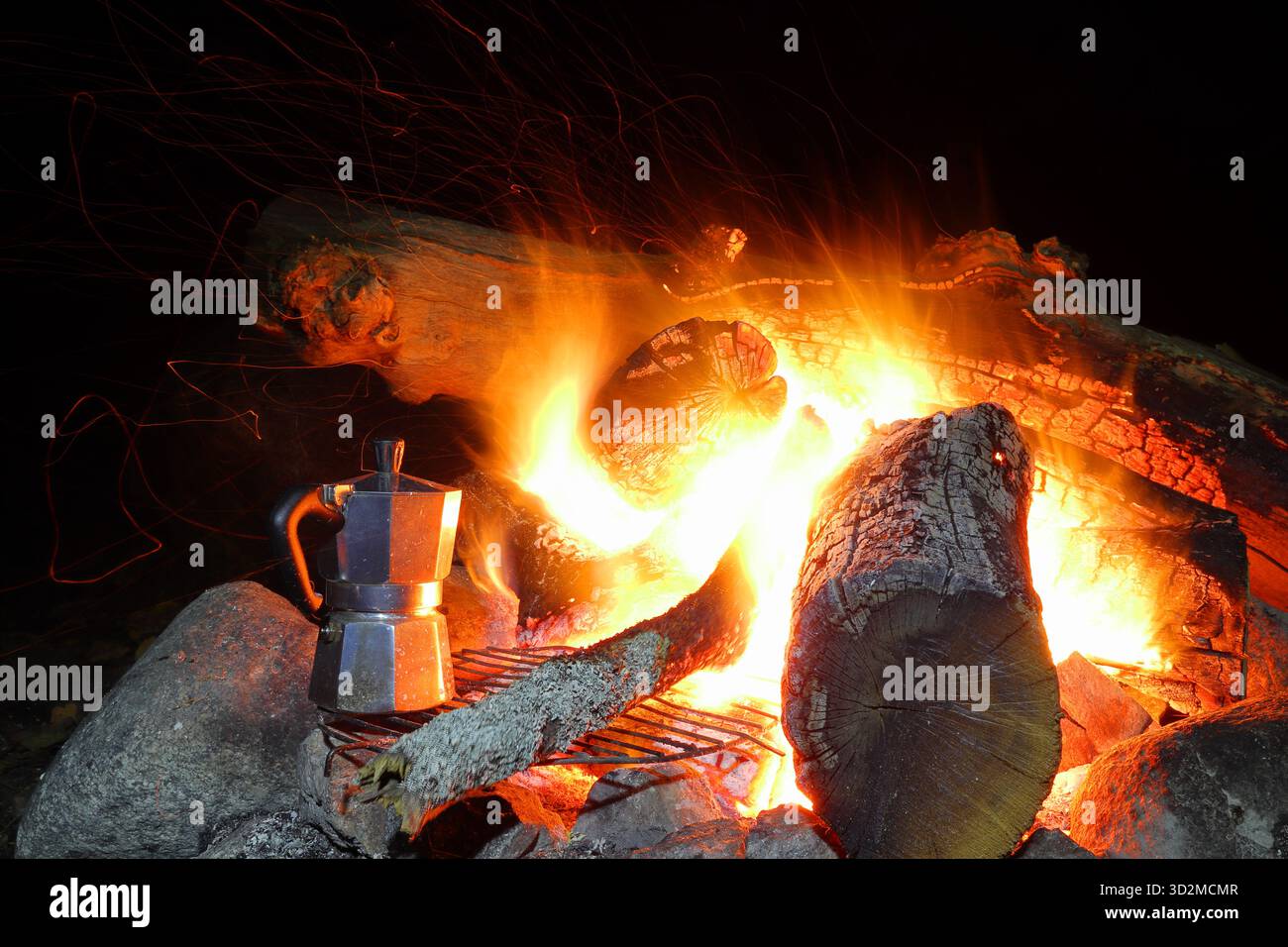 Kaffeekanne am offenen Feuer nachts. Brennendes Lagerfeuer. Nahaufnahme und isoliert. Stockholm, Schweden, Europa. Herbst 2022. Stockfoto
