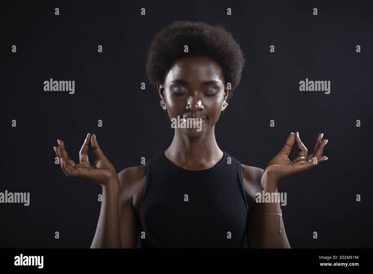 Studio-Porträt eines afroamerikanischen weiblichen Models mit Zen-Yoga-Mudra oder OK-Zeichen-Geste. Frau meditiert auf schwarzem Hintergrund Stockfoto