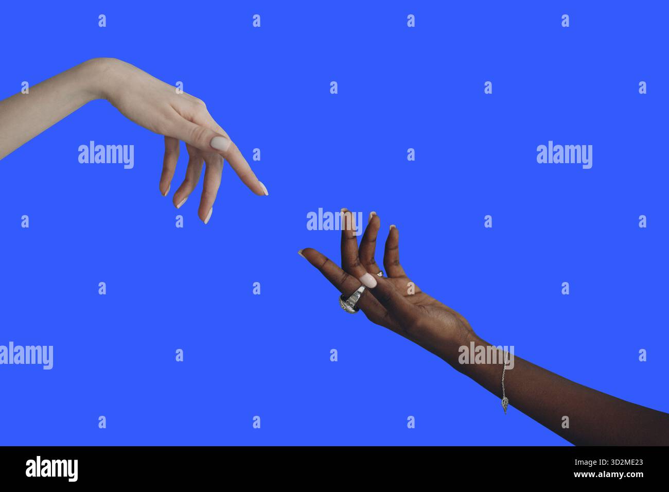 Kaukasische und afroamerikanische Hand, die sich gegenseitig ausstreut Stockfoto