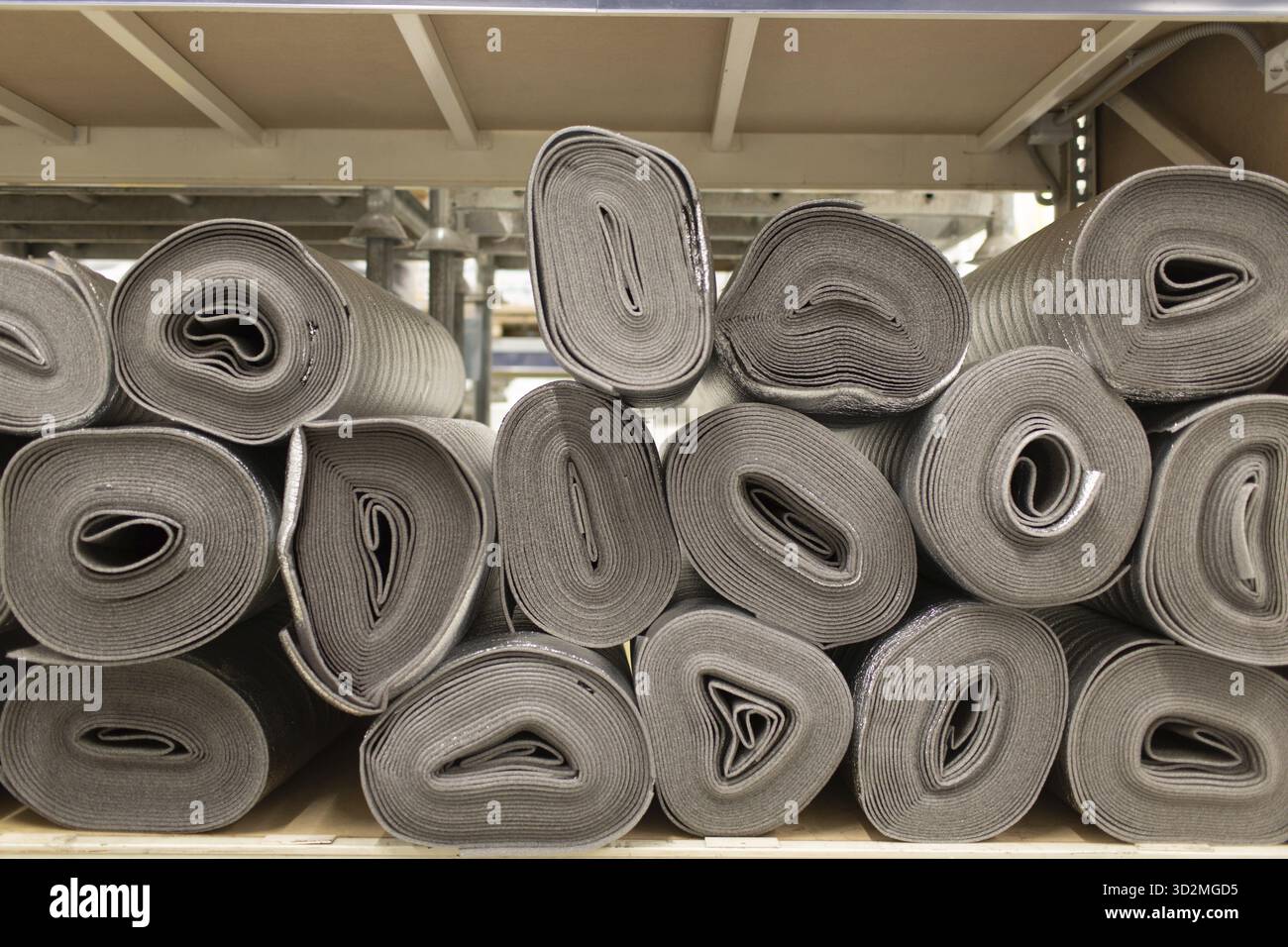 Wärmedämmmaterial in Rollen für Großhandelslager Stockfoto