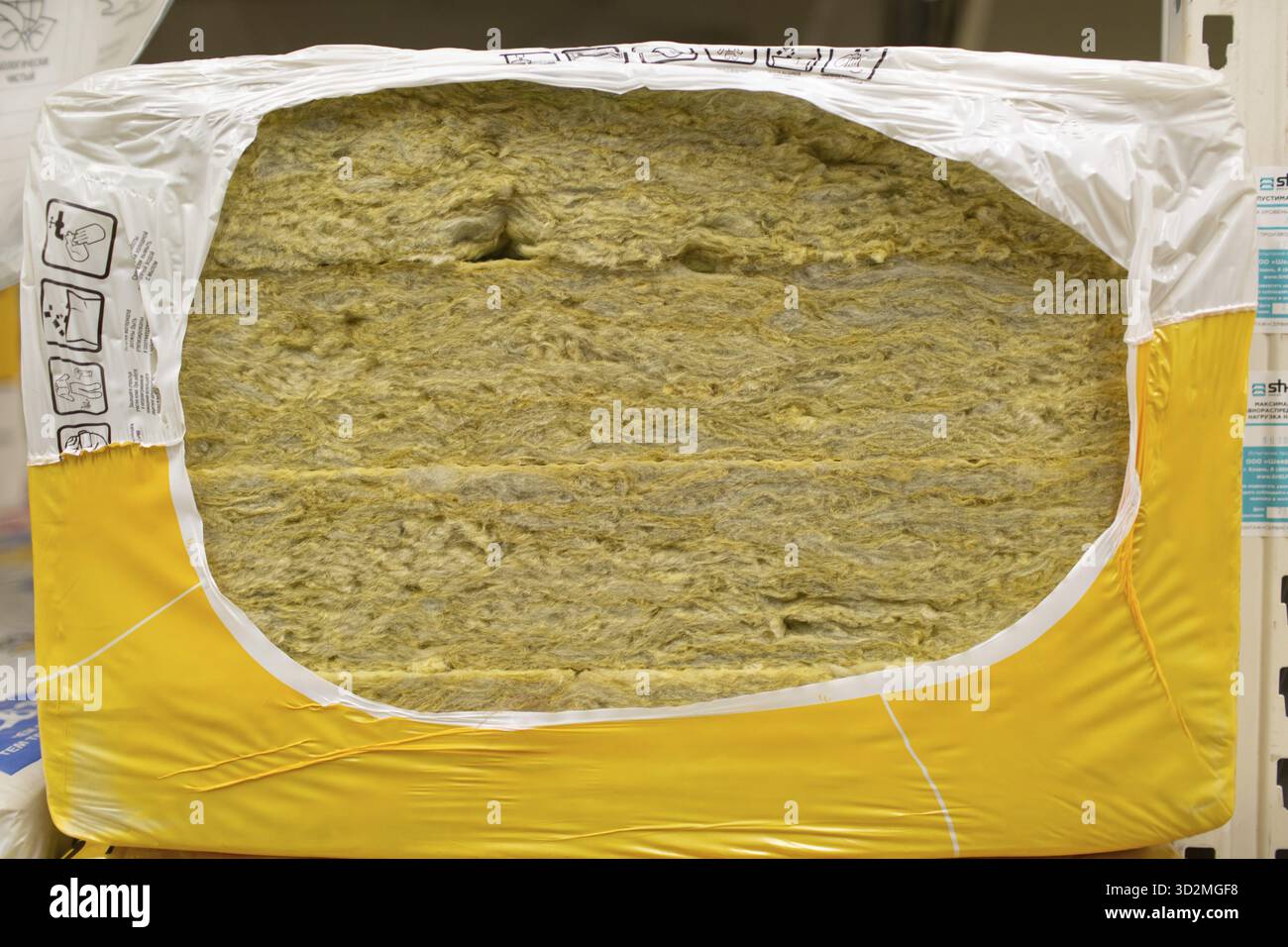 Gelbe Wärmedämmung in Rollen für Großhandelslager Stockfoto