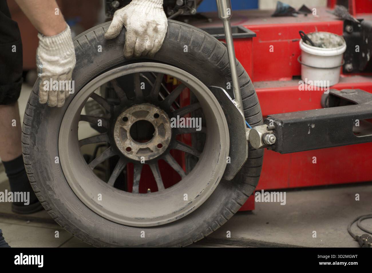 Mechaniker, der die Montage von Autoreifen wechselt. Reparatur von Radreifen Stockfoto