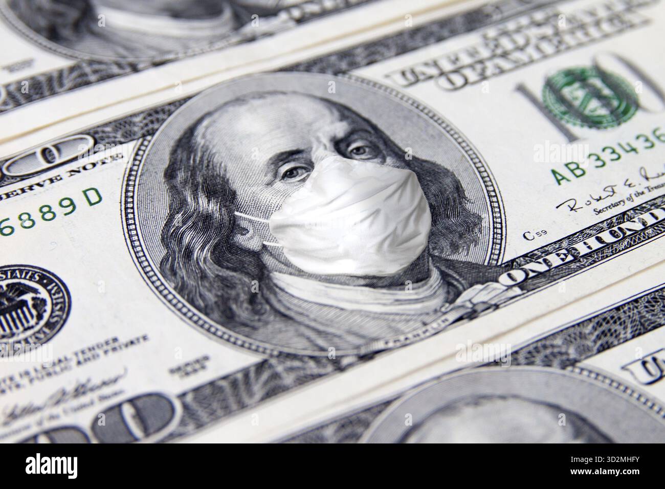 100-Dollar-Rechnung. Benjamin Franklin mit Gesichtsmaske. COVID-19-Coronavirus USA, Wirtschaftskrise Stockfoto