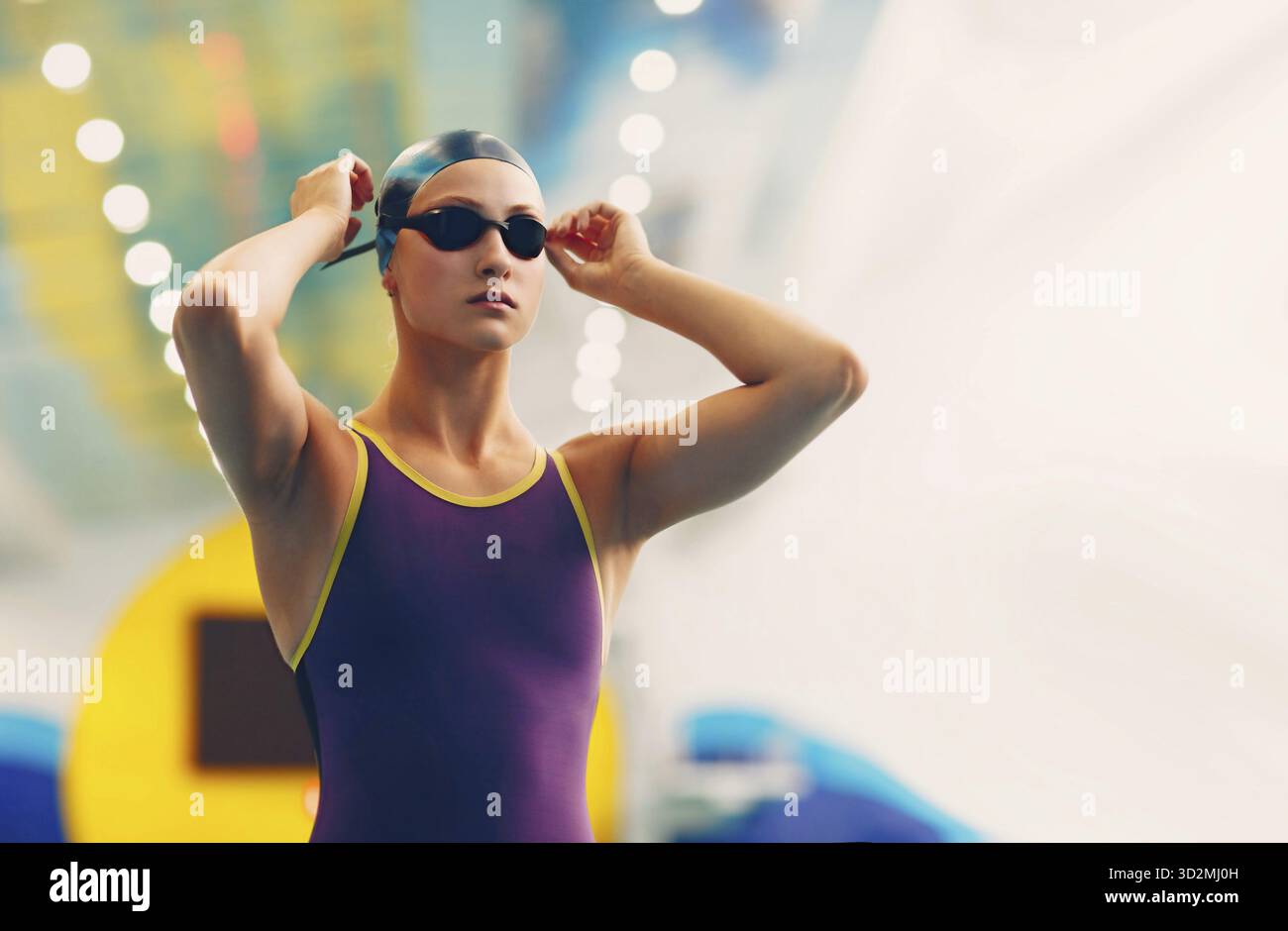 Junge Schwimmerin Profi-Sportlerin im Schwimmbad vor dem Wettkampf Stockfoto