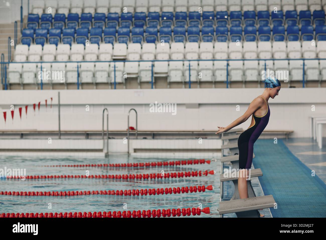 Junge Frau sportliche Profi-Schwimmerin schwimmen im Schwimmbad Stockfoto