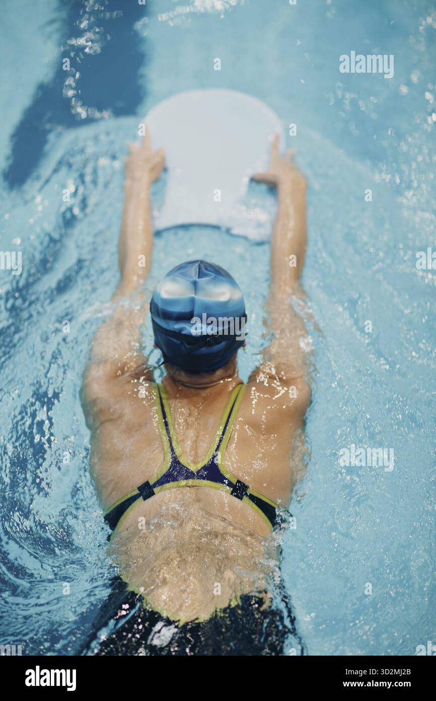 Junge Frau sportliche Profi-Schwimmerin schwimmen im Schwimmbad Stockfoto