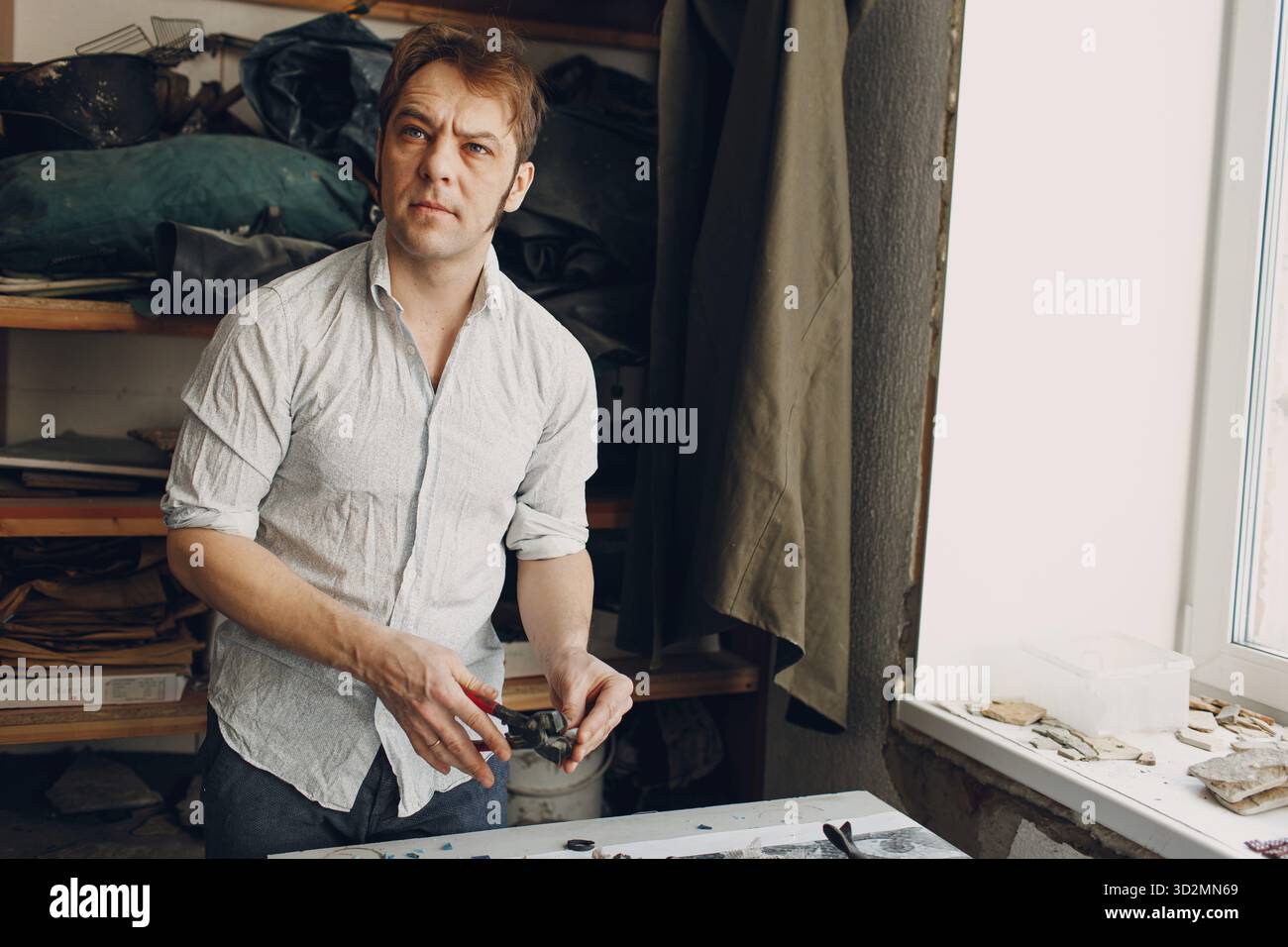 Werkstoffskizze und Werkzeuge zur Herstellung von farbigen Smalt-Glasmosaiken. Master Class, die Mosaikfrau antikes griechisches Porträt macht Stockfoto