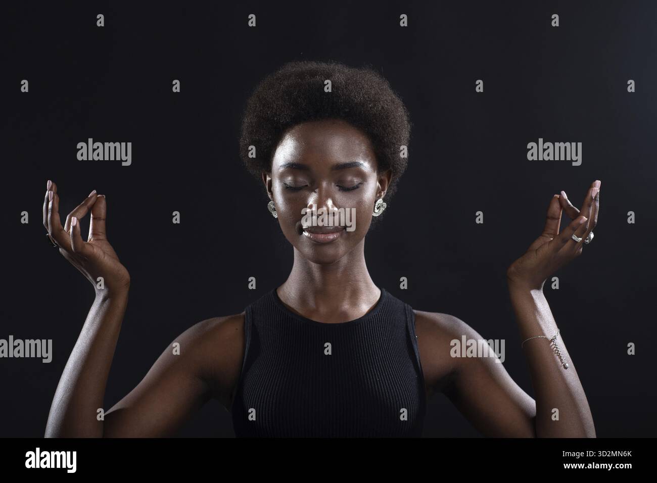 Studioportrait eines afroamerikanischen Frauenmodells mit Zen-Yoga-Mudra oder okay-Zeichen-Geste. Innere Ruhe, Gesundheit und Meditation der Frau Stockfoto