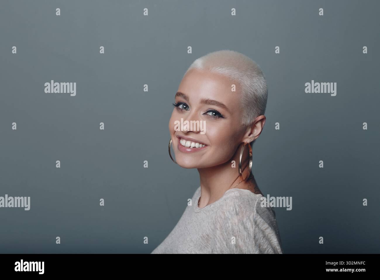 Junge europäische Frau mit kurzen blonden Haaren und lächelndem Porträt Stockfoto