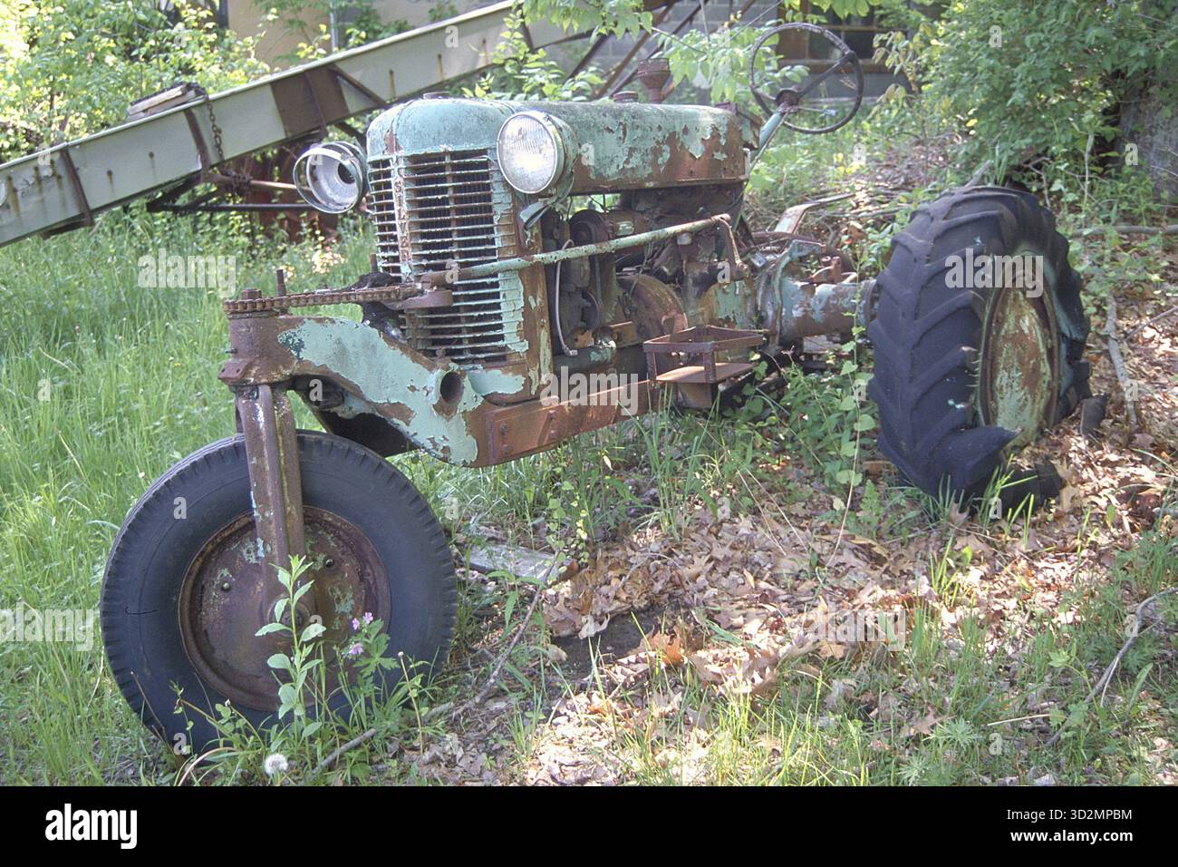 Rostiger American Silver King Traktor um 1930, abgeladen in einem Waldgebiet in Marksboro, New Jersey, USA Stockfoto