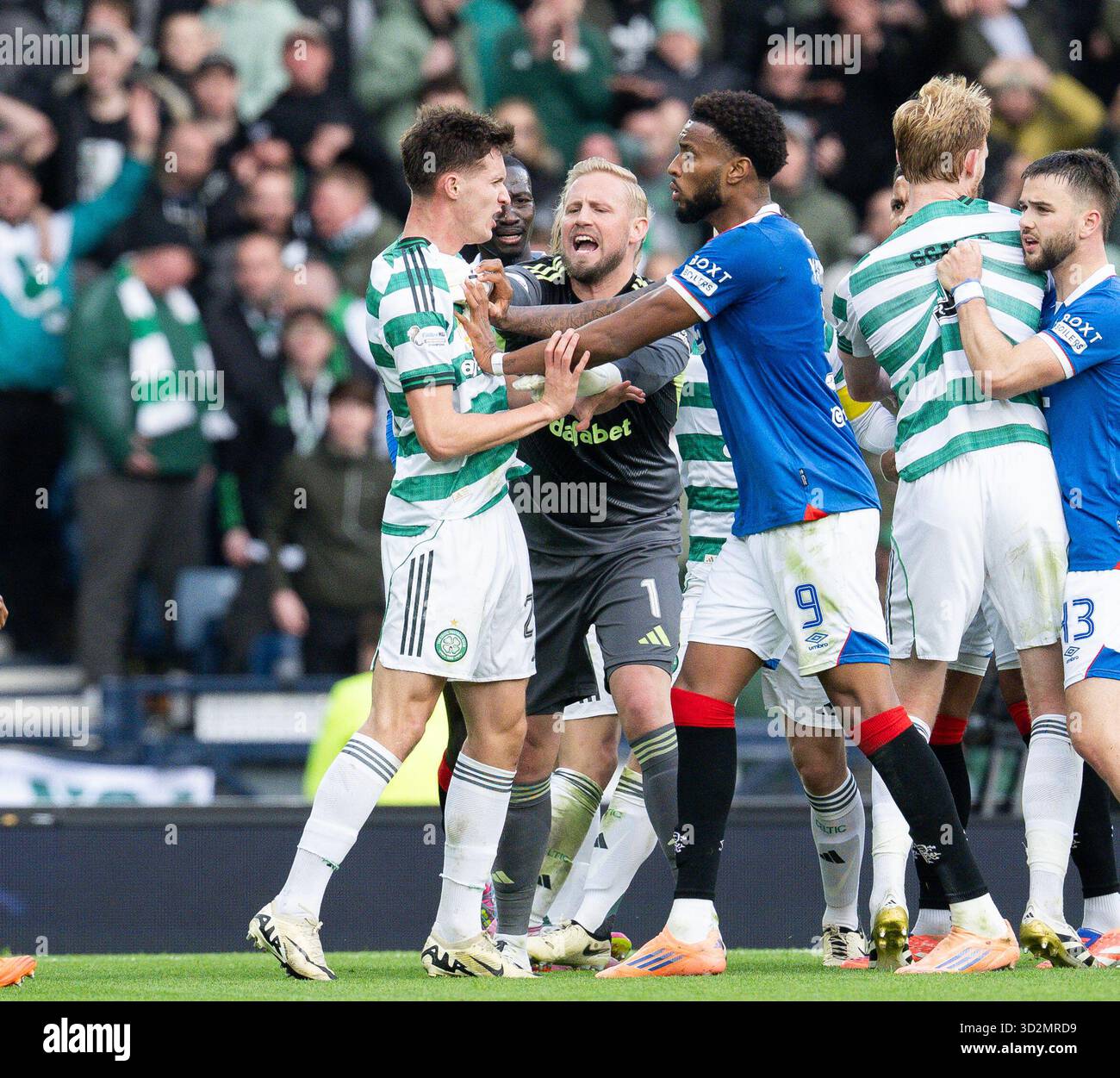 GLASGOW, SCHOTTLAND – 2. NOVEMBER: Johnny Kenny (L) und Youssef Chermiti der Rangers geraten in eine Auseinandersetzung während eines Halbfinalspiels zwischen Celtic und Rangers im Hampden Park am 2. November 2025 in Glasgow. (Foto: Paul Byars / Alamy Live News) Stockfoto