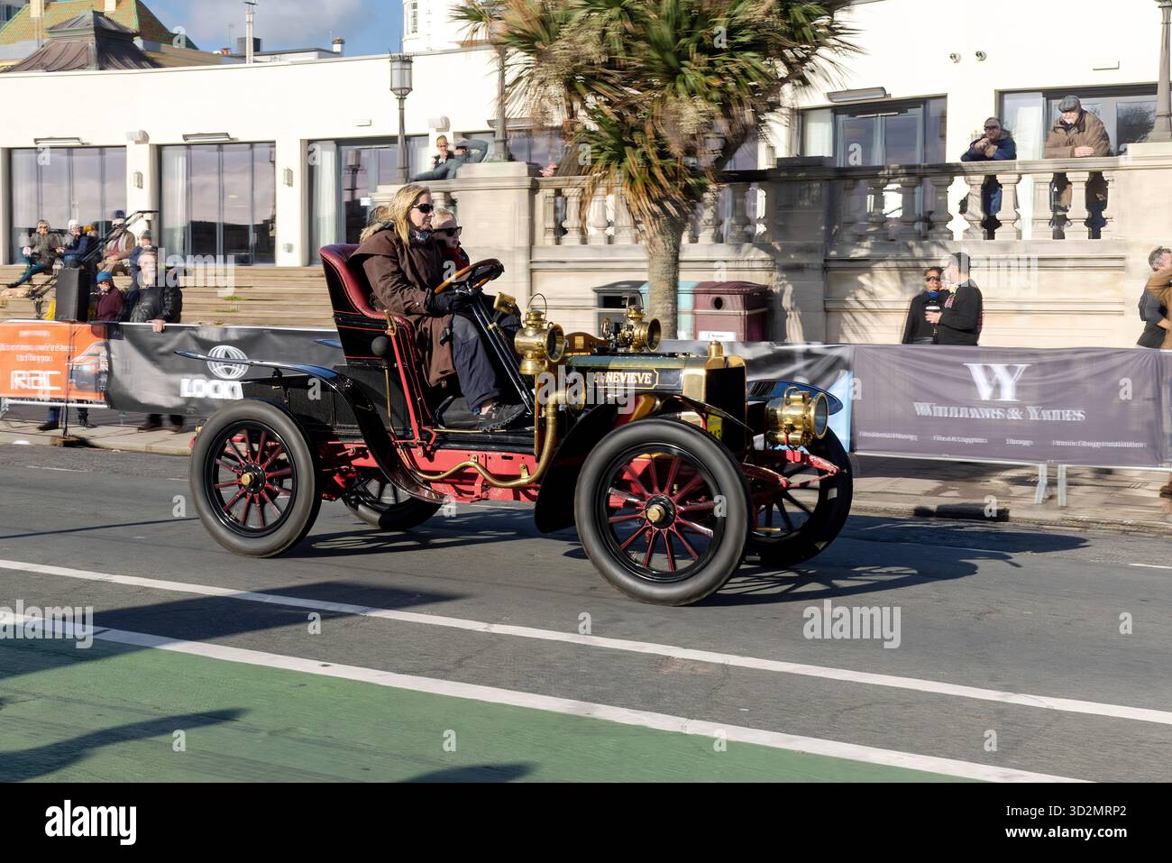 Madeira Drive, Brighton, East Sussex, Großbritannien. Dies ist die London to Brighton Veteran Car Rallye 2025, die anlässlich ihrer jährlichen Veranstaltung aus London ankommt. Die diesjährige Veranstaltung des weltweit längsten Motorsports findet am Sonntag, den 2. November 2025, statt, um dem berühmten Emanzipationslauf vom November 1896 zu gedenken. Dieses Bild zeigt einen Darracq, der von Quirina Louwman angetrieben wird. Das ist das Auto, das 1953 in dem Film Genevieve verwendet wurde, in dem Kenneth More in der Hauptrolle spielte. November 2025 David Smith/Alamy Stockfoto
