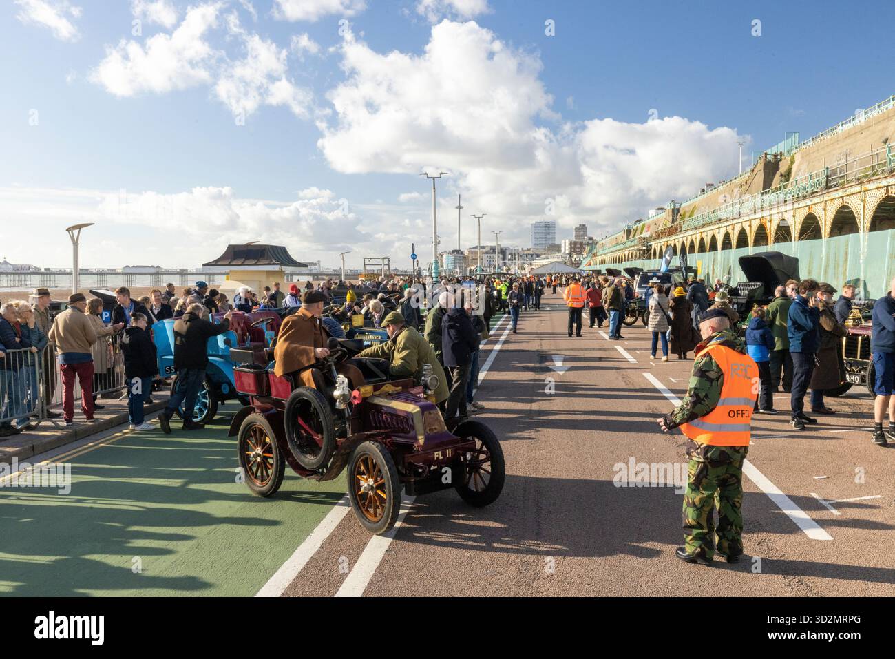 Madeira Drive, Brighton, East Sussex, Großbritannien. Dies ist die London to Brighton Veteran Car Rallye 2025, die anlässlich ihrer jährlichen Veranstaltung aus London ankommt. Die diesjährige Veranstaltung des weltweit längsten Motorsports findet am Sonntag, den 2. November 2025, statt, um dem berühmten Emanzipationslauf vom November 1896 zu gedenken. November 2025 David Smith/Alamy Stockfoto