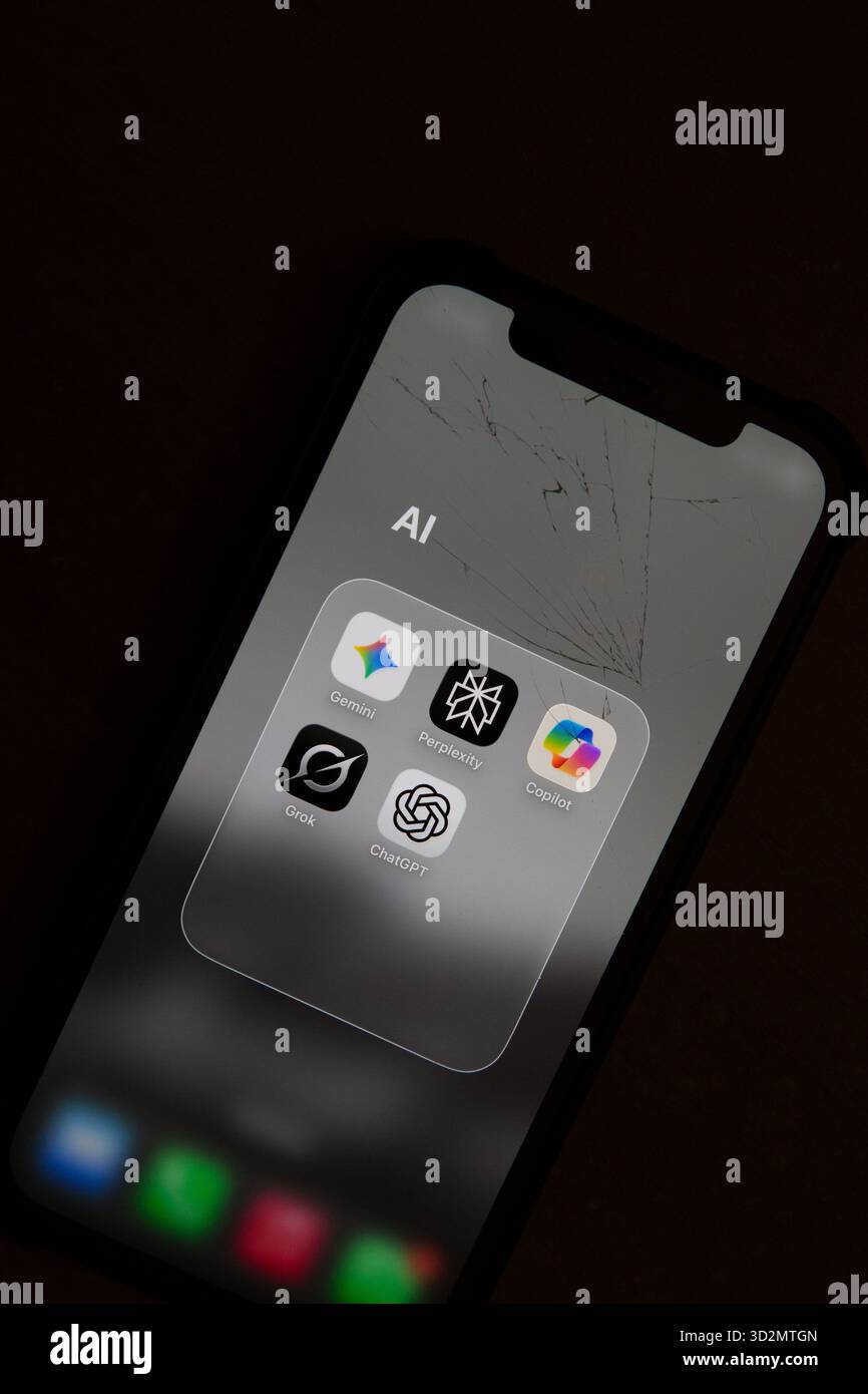 Isometrische Draufsicht eines Smartphones mit einem Ordner mit Anwendungen für künstliche Intelligenz. Der Bildschirm zeigt mehrere AI-Assistenten-Symbole einschließlich Stockfoto