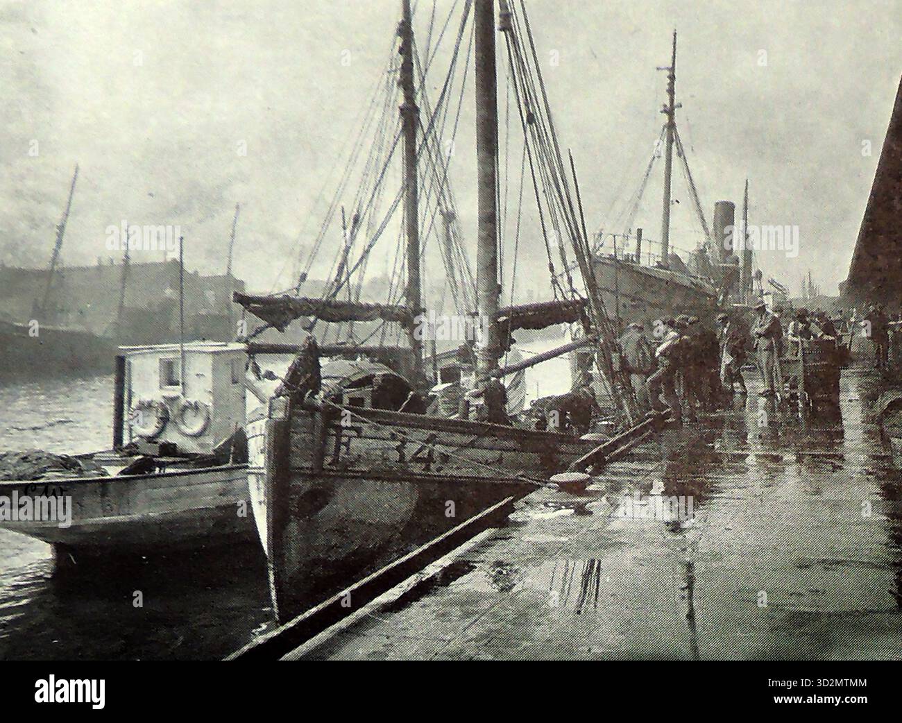 Ein Foto von Trawlern aus dem Jahr 1928, die in Hull, Großbritannien, ankern Stockfoto