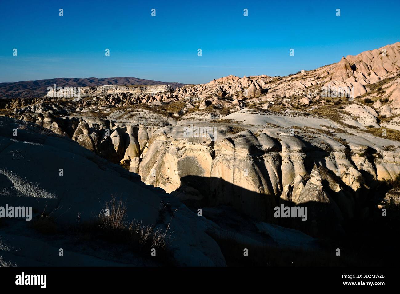 Vulkanische Felsformationen und Höhlenhäuser in Kappadokien Stockfoto