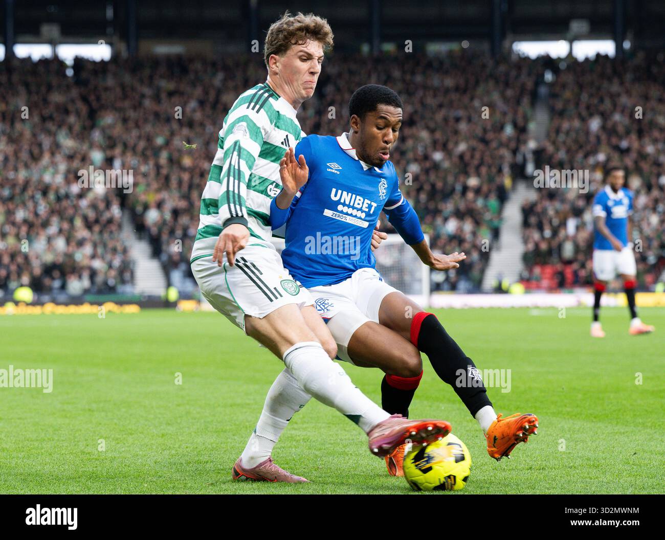 GLASGOW, SCHOTTLAND – 02. NOVEMBER: Celtic’s Arne Engels (L) und Rangers’ Jayden Meghoma im Premier Sports Cup Halbfinale zwischen Celtic und Rangers im Hampden Park am 2. November 2025 in Glasgow, Schottland. (Foto: Paul Byars / Alamy Live News) Stockfoto