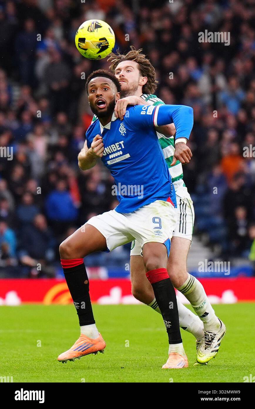 Die Rangers Youssef Chermiti (Front) und Celtic's Anthony Ralston kämpfen um den Ball während des Halbfinalspiels des Premier Sports Cup im Hampden Park, Glasgow. Bilddatum: Sonntag, 2. November 2025. Stockfoto