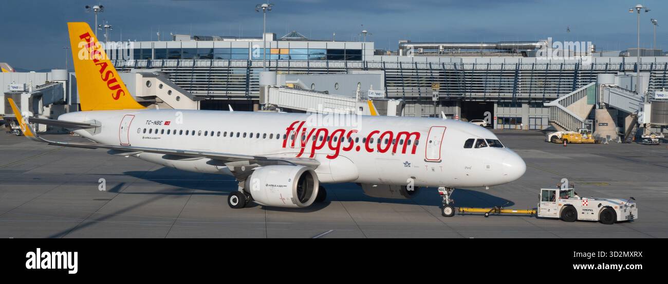 Wien, Österreich - 18. Februar 2024: Challenger 150 Schlepper und Flypgs Airbus A320 Neo Flugzeuge am Flughafen Stockfoto