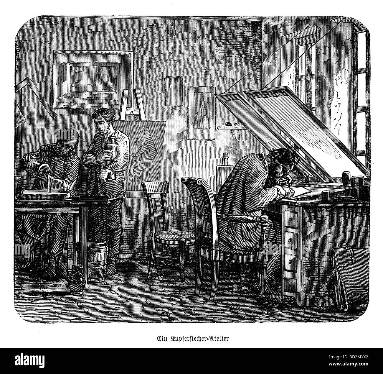 Im Studio eines Graveurs: Ein Mann beugt sich mit einem Grain über seinen Teller, während zwei andere Säure zum Ätzen gießen. Ein Moment, der zwischen Chemie und Kunst eingefroren ist. Stockfoto