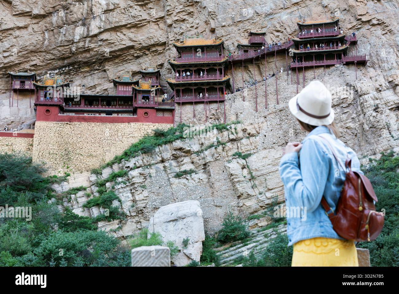 Junger Tourist, der den hängenden Tempel oder das hängende Kloster in der Nähe von Datong in der Provinz Shanxi, China, sucht. Stockfoto