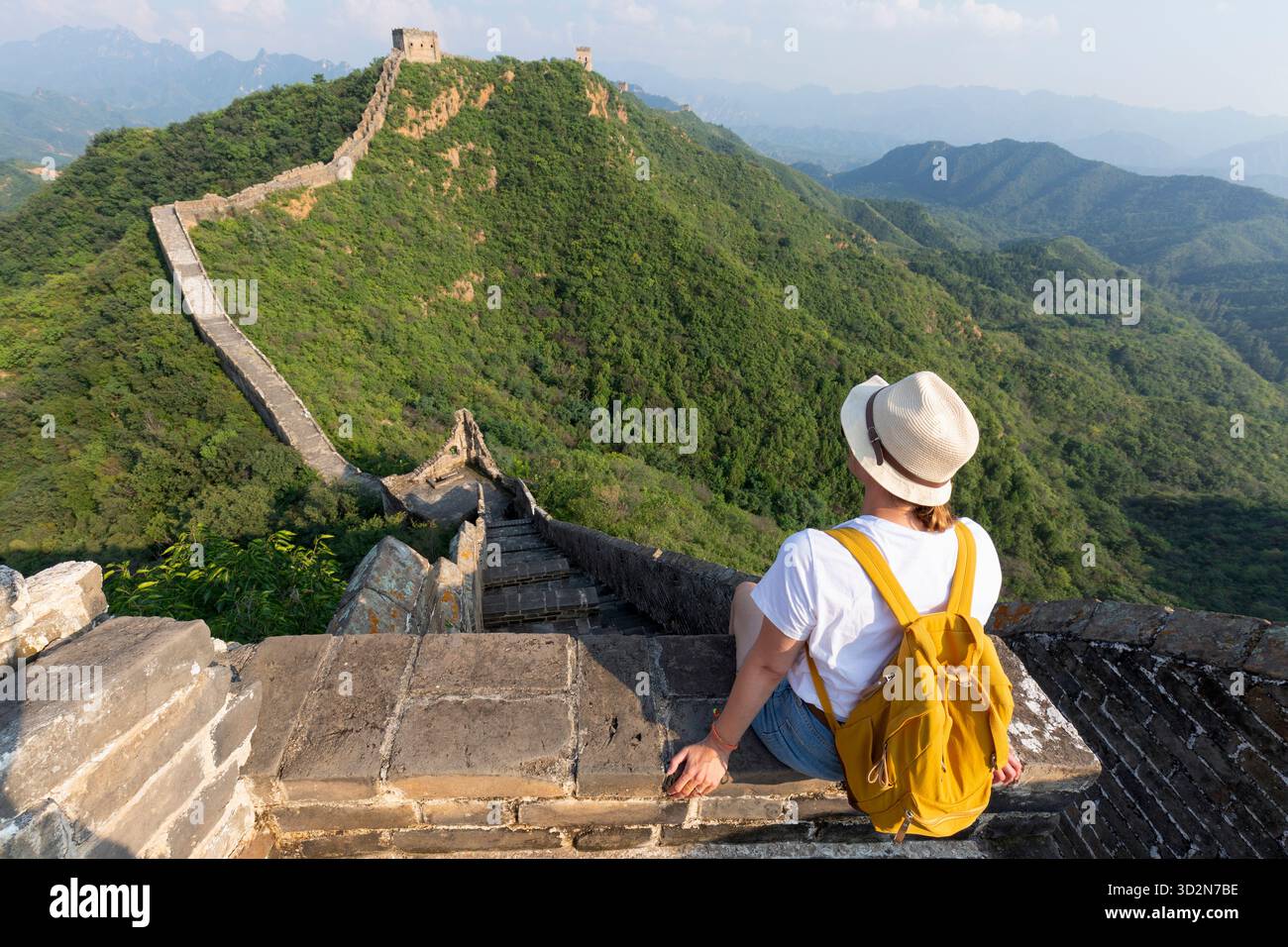 Große Mauer von China. Touristen auf Asien-Reise mit Blick auf die chinesische Landschaft sitzen entspannend auf dem berühmten chinesischen Touristenziel und Attraktion in Bada Stockfoto