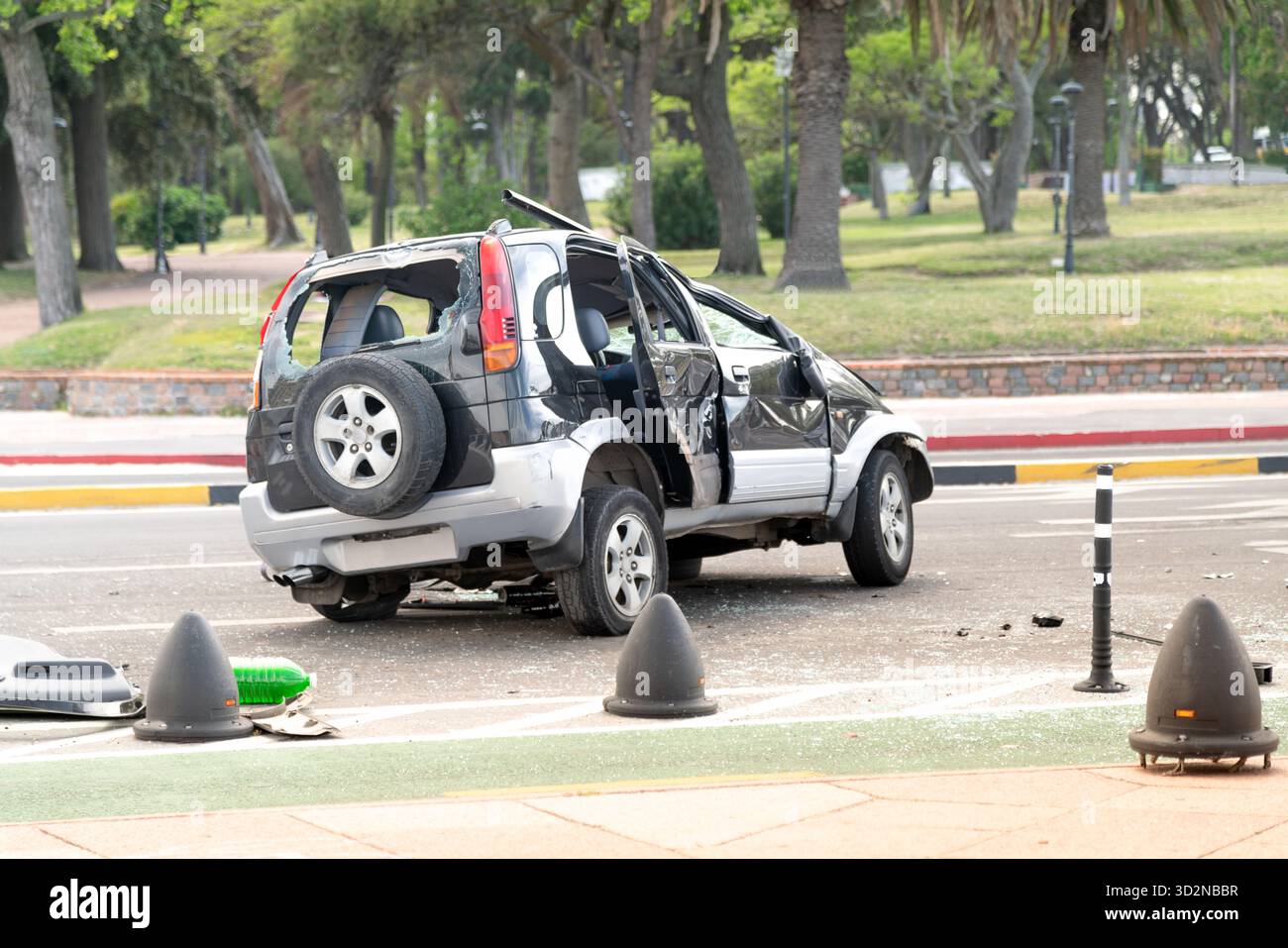 Ein SUV mit gebrochenen Fenstern und Dellen nach einem Autounfall auf der Stadtstraße Stockfoto