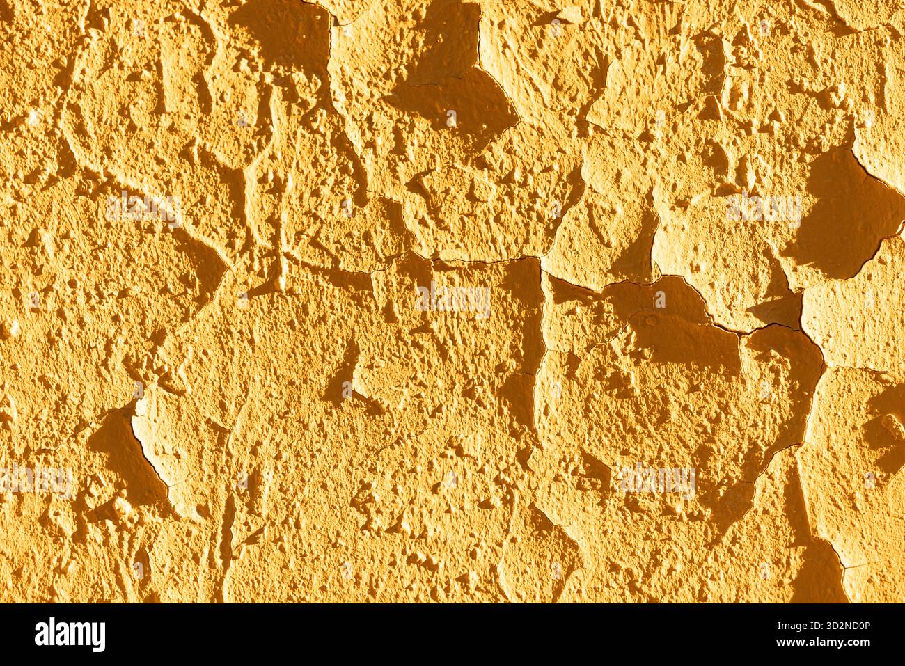 Gelber gerissener, abblätternder Farbhintergrund mit rauer, gealterter Oberfläche Stockfoto