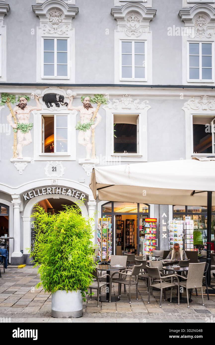 Linz, Österreich - 2. Juli 2019: Linzer Kellertheater am Hauptplatz präsentiert beliebte Komödien und Märchen für Kinder. Stockfoto