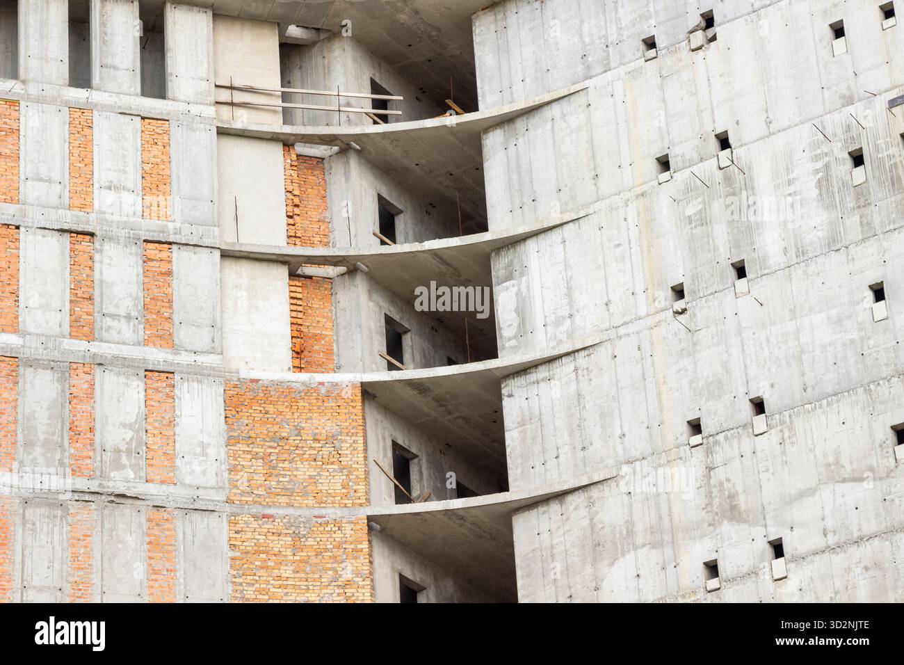 Tragende Wände eines unfertigen Gebäudes, Mauerwerk an der Wand. Stockfoto