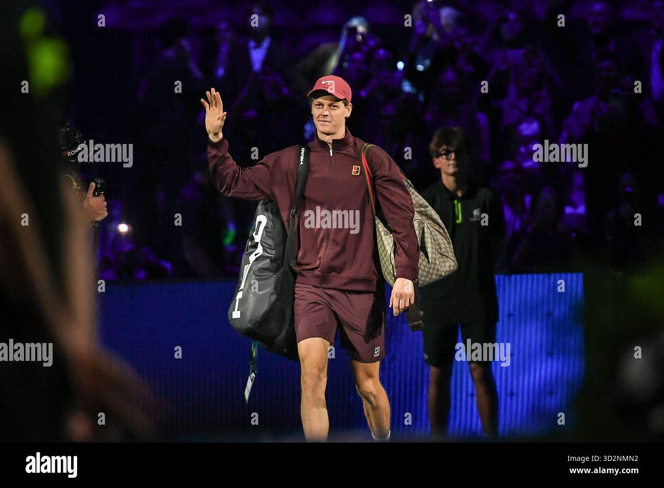 Paris, Frankreich. November 2025. Jannik Sinner trifft am 2. November 2025 im Finale der Rolex Paris Masters 2025 in der Paris La Defense Arena in Paris ein. Foto: Firas Abdullah/ABACAPRESS.COM Credit: Abaca Press/Alamy Live News Stockfoto
