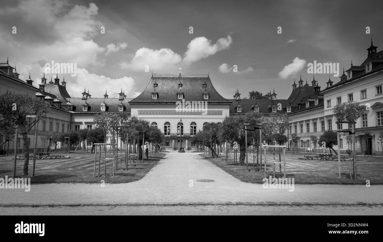 Schwarz-weiß-Blick auf Schloss Pillnitz bei Dresden mit eleganter historischer Architektur und Flusslage. Stockfoto